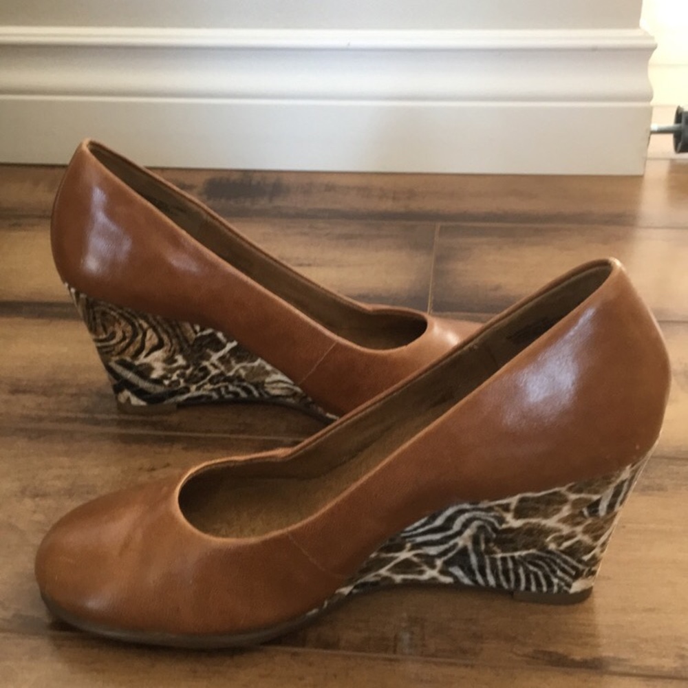 Aerosoles leather round toe Plum Tree animal wedge